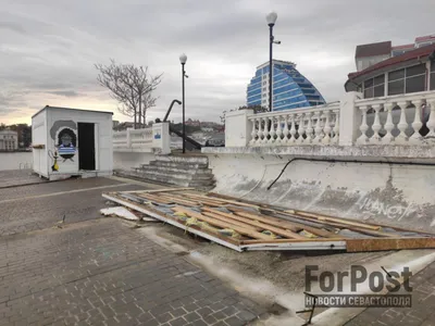 Севастопольский шторм унёс в море ларёк и плитку с пляжа «Хрустальный» –  Независимое телевидение Севастополя - Независимое телевидение Севастополя