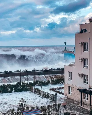 В Сочи туристов просят не купаться на пляжах. В море смерчи и шторм