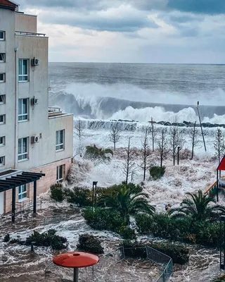 В Сочи из-за шторма в 4 балла все пляжи закрыты для купания - Новости Сочи  Sochinews.io