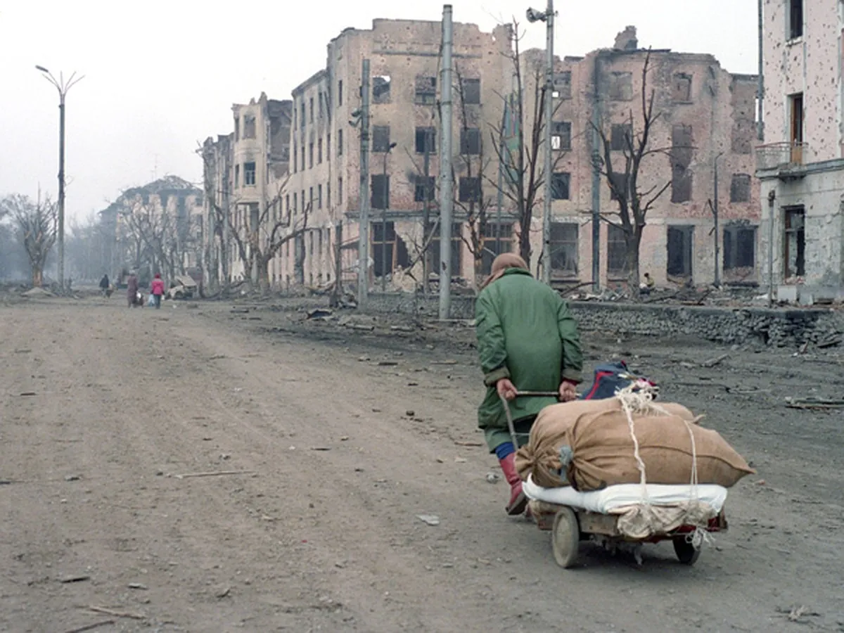 Сколько времени в грозном. Дворец Дудаева Грозный 1995. Площадь минутка Грозный 1995. Площадь минутка Грозный 1995 штурм.