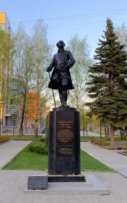 Файл:Shuvalov PI monument in Izhevsk.jpeg — Википедия