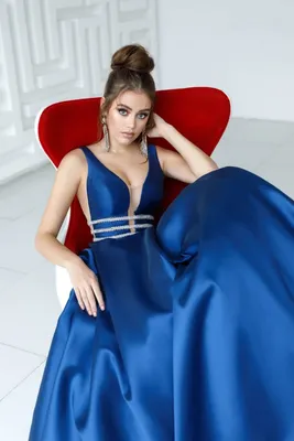 Синие длинные платья: фото для социальных сетей