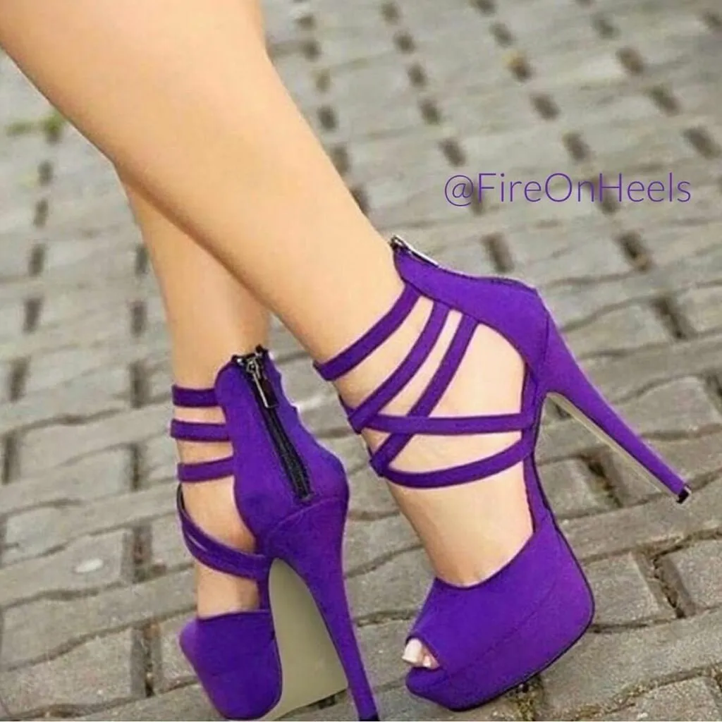 Фиолетовые туфли на высоком каблуке