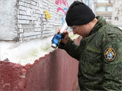 Охранницу брянской школы, где произошла стрельба, выпустили из СИЗО -  Российская газета