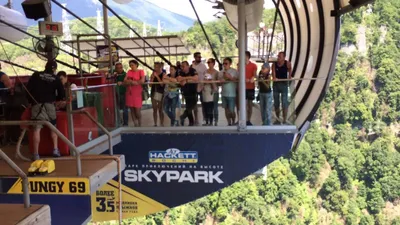 Skypark AJ Hackett Sochi, Сочи - «Скайпарк в Сочи. Самый длинный скрипучий  подвесной мост между гор | \" Осторожно падающие люди\" - Такая табличка  встречает на входе. Фото пропасти между ступеней ?