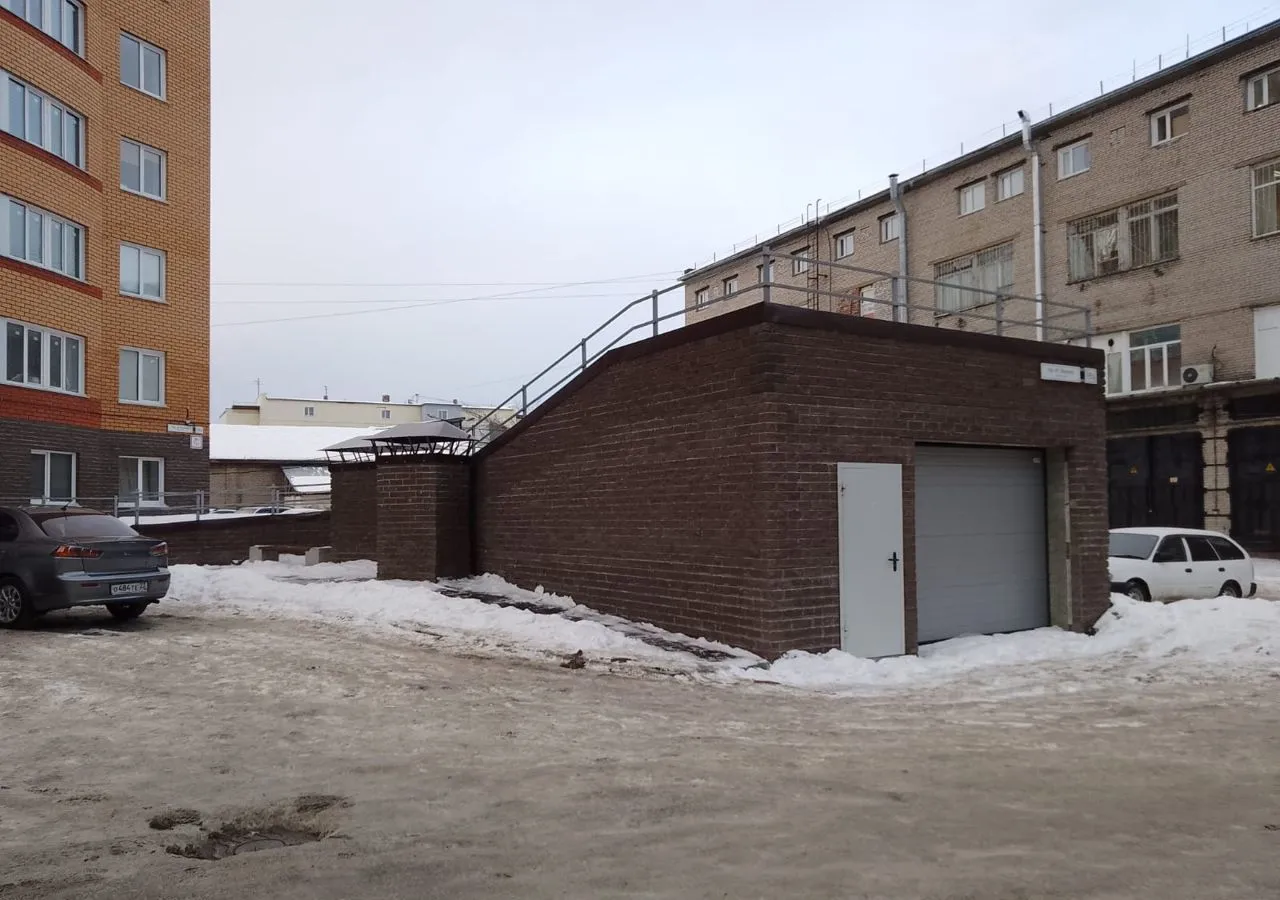 В центре Барнаула с фасада здания осыпается штукатурка - KP.RU В центре Барнаула с фасада здания осыпается штукатурка - KP.RU