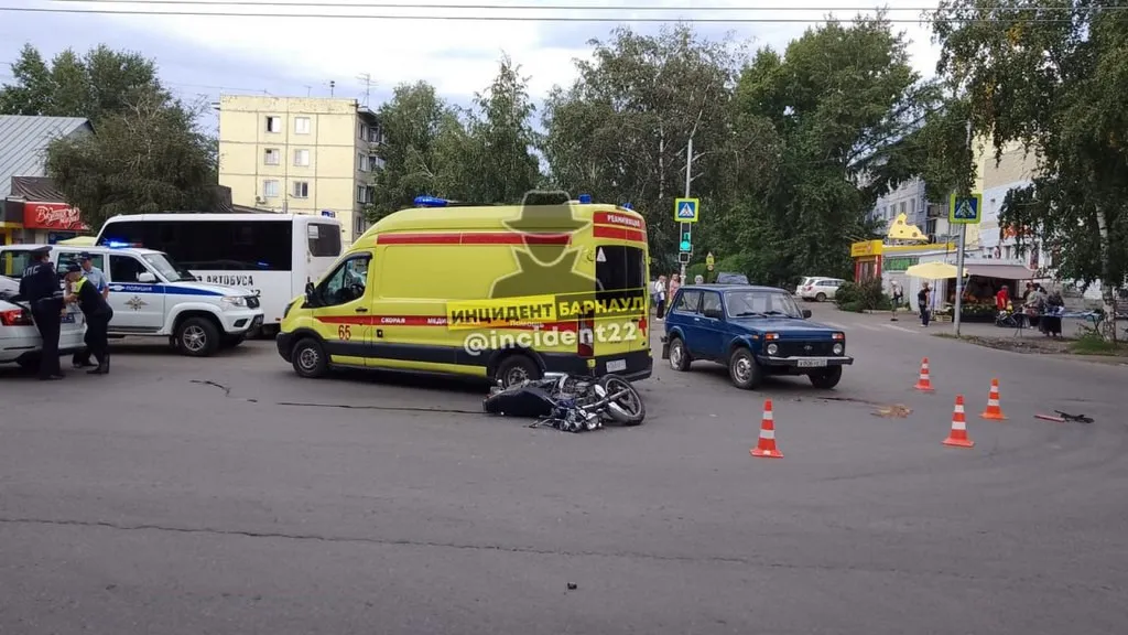 В Барнауле мотоциклист погиб после столкновения с «Нивой» В Барнауле мотоциклист погиб после столкновения с «Нивой»