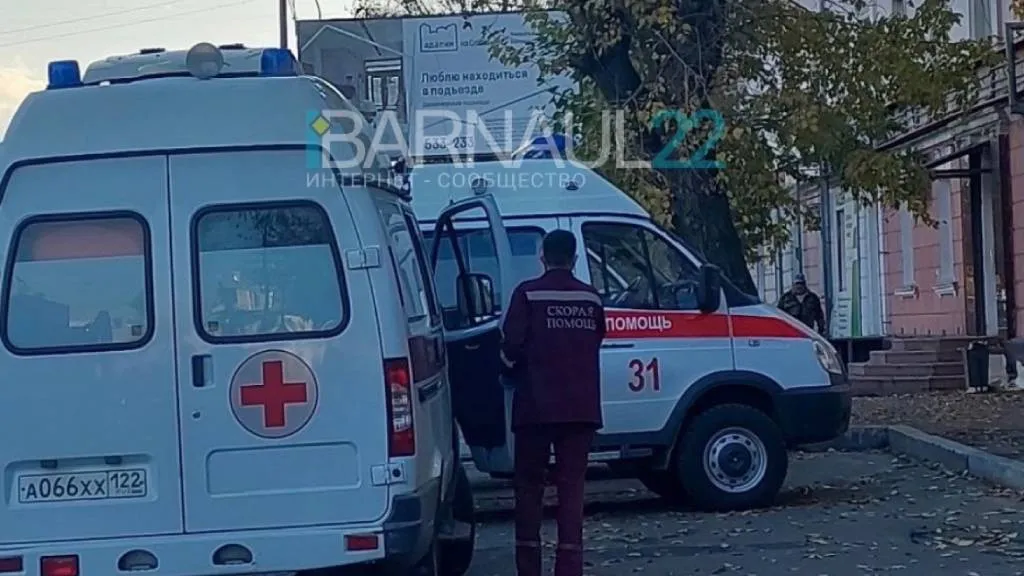 В Барнауле машина влетела в автобусную остановку В Барнауле машина влетела в автобусную остановку