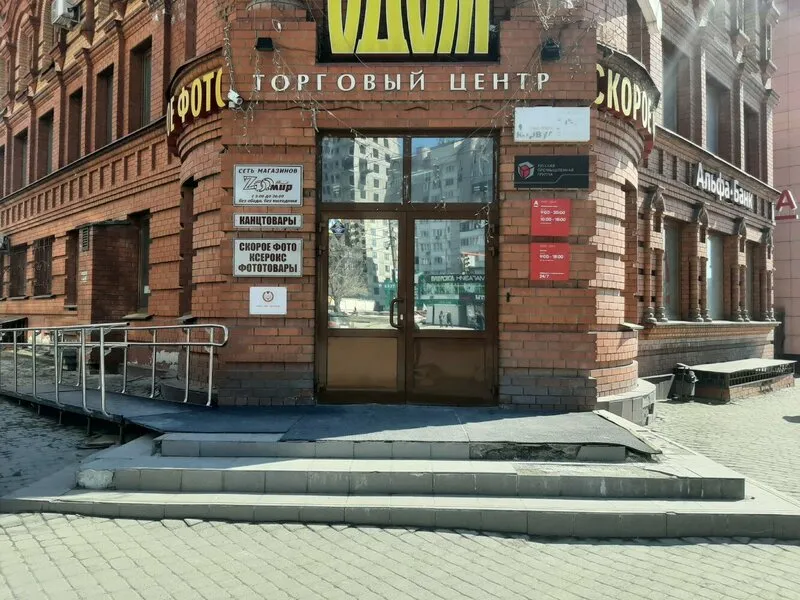 В Барнауле на перекрестке столкнулись иномарка и “скорая” - KP.RU В Барнауле на перекрестке столкнулись иномарка и “скорая” - KP.RU