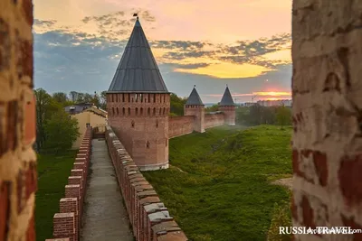 Закрытые башни Смоленской крепостной стены, часть I. Башни Орёл, Веселуха.  Пожар, мусор и развалины.