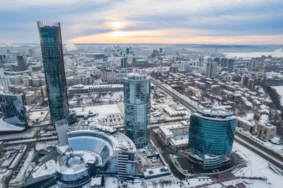 Сегодня в Екатеринбурге выпал первый снег. Подготовили для вас несколько  атмосферных кадров. Листайте ➡️ 📸 Саша Зубковский / It's My City |  Instagram