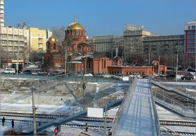 Собор Александра Невского, Новосибирск (Новосибирск, город), фотография.  фасады Вид с юга на ансамбль Александро-Невского собора. Слева -  крестильный храм Иоанна Предтечи, за южными воротами - надкладезная часовня.