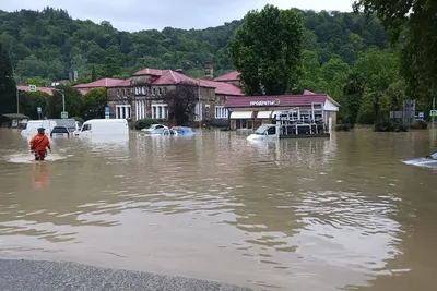 Россия идет под воду: в Сочи ливень затопил дома и авто - фото и видео.  Читайте на UKR.NET