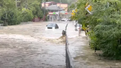 Сочи затопило сильными ливнями: на некоторых улицах более метра воды