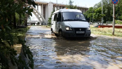 Ливень в Сочи подтопил дороги и обесточил несколько районов города:  Происшествия: Россия: Lenta.ru