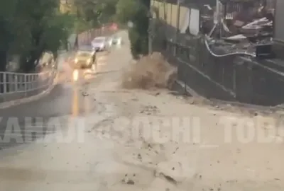 Сочи накрыли мощные ливни — в городе смыло асфальт и подтопило дома