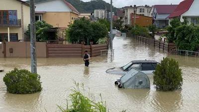 Сильный ливень в Сочи: затоплены несколько районов, есть погибший - BBC  News Русская служба