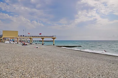 Ещё одно атмосферное место в Сочи – пляж Красный Штурм 🌊 Именно здесь  находятся чёрные камни и чёрный песок. ⠀ 📍43.529143… | Instagram