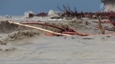 Эпический шторм сняли в Сочи на Имеретинской набережной, огромные волны  захлестнули берег, штормовые волны на берегу Сириуса - 1 декабря 2021 -  sochi1.ru