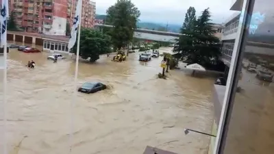 В Сочи около десяти машин унесло потоком воды из-за ливней - Российская  газета