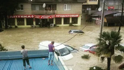 В Сочи затопило федеральную трассу, в Туапсинском районе заметили смерч