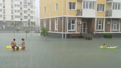 Набережную затопило, свет отключился: последствия шторма на юге России — РБК