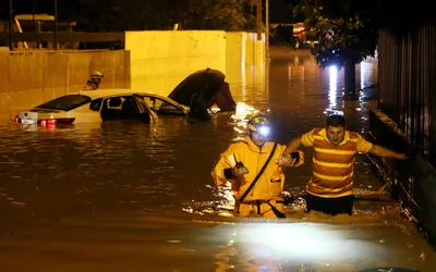 Мощный тропический шторм накрыл Сочи: потоками воды смывало машины, валило  деревья, есть жертвы - TOPNews.RU