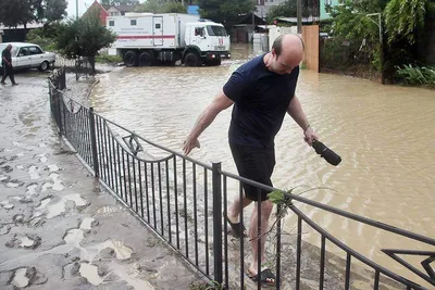 Ливни снова затопили Сочи, машины оказались под водой. Фото, видео ::  Autonews