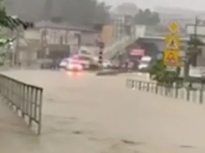 В Сочи из-за разлива реки затопило дома и закрыли пляжи — РБК