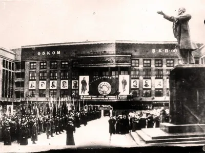 Советское кафе THE COVOK (Совок), Воронеж - «Хотите перенестись в  коммуналку с хламом на антресолях, лыжами в туалете и поцелуем Брежнева на  обед? История о том, как я отмечала день рождения в