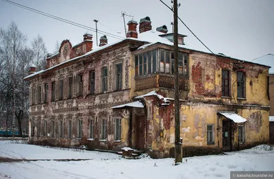 Кафедральный собор Успения Пресвятой Богородицы (новый), Ярославль ( Ярославль, город), фотография. общий вид в ландшафте идет побелка фасада