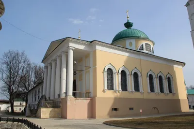 Ярославль (Ярославль, город). Спасо-Преображенский монастырь. Святые ворота  с церковью Введения во храм Пресвятой Богородицы, фотография. общий вид в  ландшафте