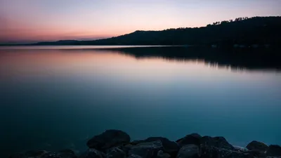 Обои на рабочий стол Спокойная вода перед горами и под облачным небом,  работа Good Night / спокойной ночи, фотограф Marzena Wieczorek, обои для  рабочего стола, скачать обои, обои бесплатно