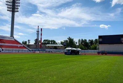 Газон на нижегородском \"Локомотиве\" прошивают машиной, которых всего шесть  единиц в мире Новости Нижнего Новгорода