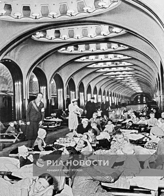 Ночью на станции метро «Маяковская» в Москве поженились три пары - KP.RU