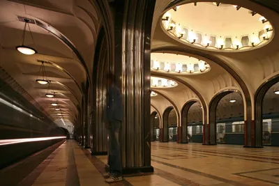 File:Vestibule of Mayakovskaya metro station (Вестибюль станции метро  Маяковская) (7157519652).jpg - Wikimedia Commons