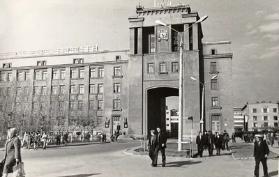 Ретро Челябинск - Улица Воровского, площадь Революции 1965—1970 годы ❓А Вы  помните остановку общественного транспорта в этом месте? | Facebook