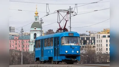 Старые церков Москвы Кремля Ветрила туристического судна на реке Москвы  Редакционное Фотография - изображение насчитывающей строя, день: 43512747