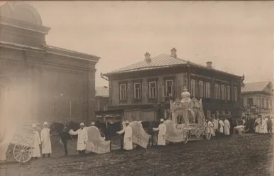 Больше тысячи старых фотографий: Пермской епархии достался уникальный архив  со снимками священников