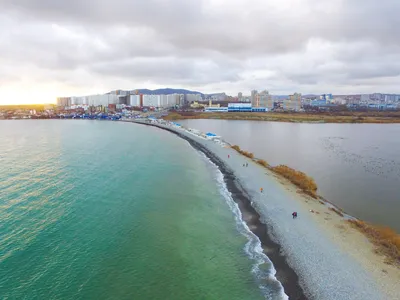 Андрей Маковозов on Instagram: \"#Новороссийск. Пляж #Алексино, Суджукская  коса и Остров #Суджук. Остров кстати очистили от зелени, поставили лежаки и  готовят поставить там очередные шалманы! Говорят на остров отдыхающих будут  завозить на