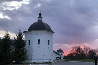 В Брянске сняли на фото красочные пейзажи возле Свенского монастыря