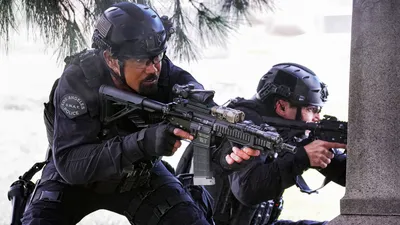 Swat Police Officer Against Brick Wall Stock Photo - Download Image Now -  Special Forces, Police Force, Bulletproof Vest - iStock