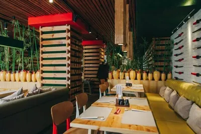 MOSCOW - AUGUST 2014: Interior of the Japanese sushi restaurant chain \" TANUKI\". A row of wooden tables and benches Stock Photo - Alamy