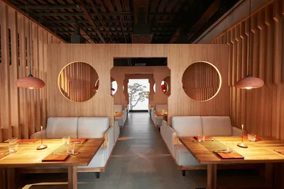 MOSCOW - AUGUST 2014: Interior Of The Japanese Sushi Restaurant Chain \" TANUKI\". A Long Counter Open Kitchen In The Restaurant Hall Stock Photo,  Picture and Royalty Free Image. Image 99104410.