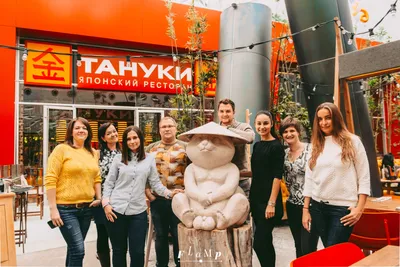 MOSCOW - SEPTEMBER 2014: The interior of the popular Japanese sushi  restaurant \"TANUKI\". Hall with tables for two Stock Photo - Alamy