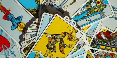 Pulling Daily Tarot Cards: A Full Guide | Teen Vogue