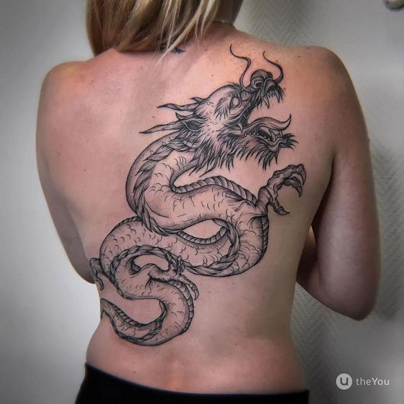 Значение тату дракона у девушки. Тату дракон. Тату дракон на спине. Тату дракон на спине у девушки. Китайский дракон на спине.