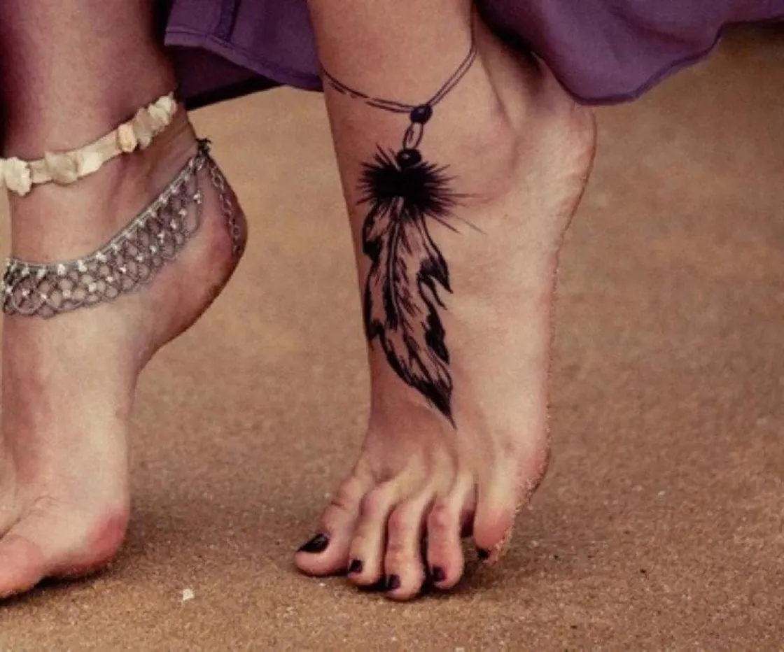 татуировки на ногу девушке внизу