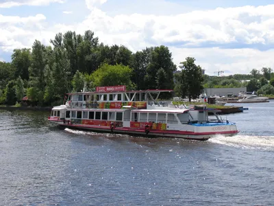 File:Moskva-143 on Khimki Reservoir 17-jun-2016 02.JPG - Wikimedia Commons