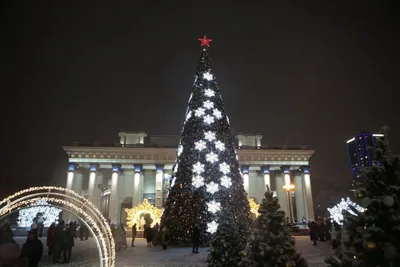 Новогоднюю иллюминацию включили в центре Новосибирска